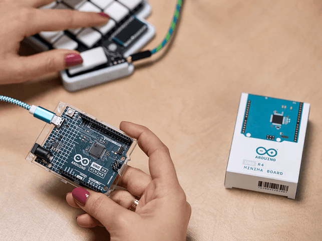 Arduino UNO R4 tại IoTZone